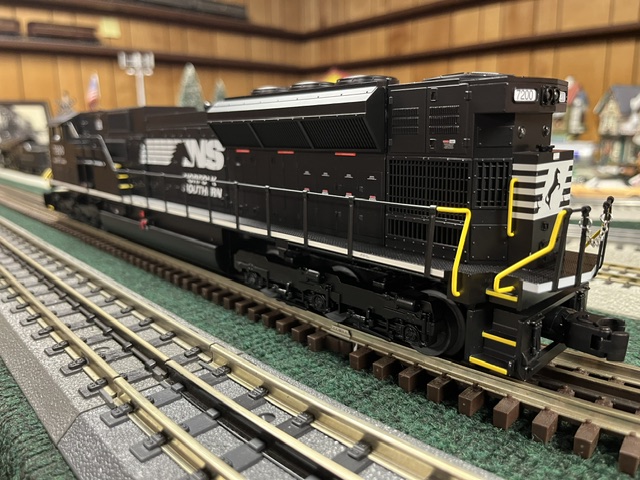 Lionel Norfolk Southern LEGACY SD80MAC #7200 SKU: 2633501 - Image 9